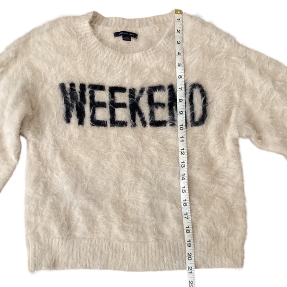 American Eagle 🦅 Fuzzy ‘Weekend’ woman’s sweater size small - Picture 4 of 7